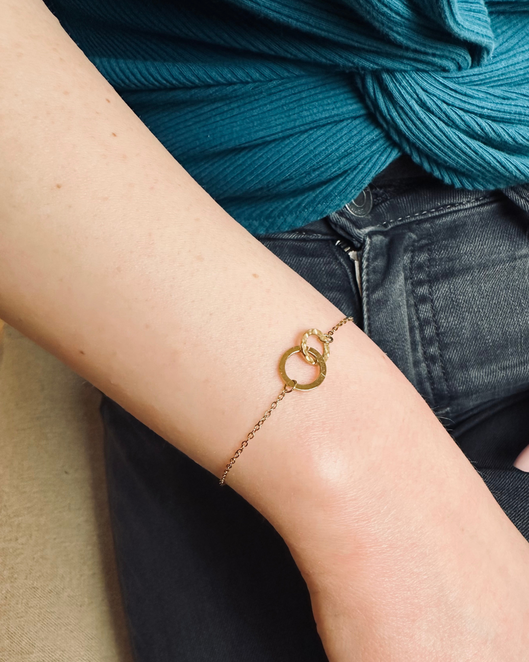 Sleek Circles Elegantes vergoldetes Armband