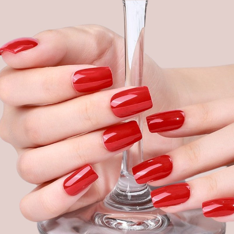 Crimson Desire präsentiert ein kräftiges, tiefes Rot, das Ihrem Nageldesign leidenschaftliche Intensität verleiht. Diese exklusive Farbe kombiniert klassische Eleganz mit modernem Charme und setzt verführerische Akzente. Ideal für Frauen, die ihre Individualität und Stärke betonen möchten, sorgt Crimson Desire für einen unvergesslichen, kraftvollen Look.