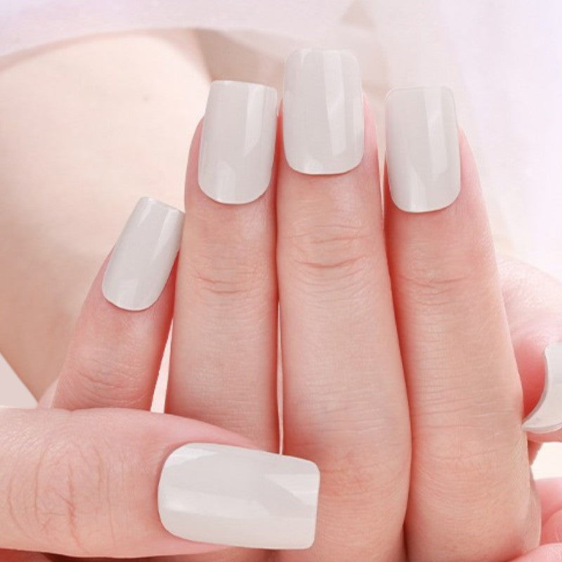 Klassische Maniküre mit Ivory Whisper – dezentes, elegantes Beige für anspruchsvolle Frauen.