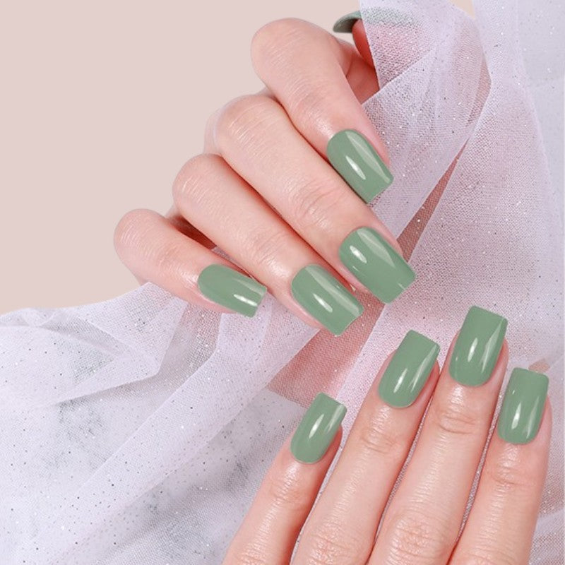 Natürlicher Manicure-Trend: Matcha Glow in Pastellgrün, angereichert mit subtilen Farbtupfern in Mint, Pistazien und Apfelgrün.