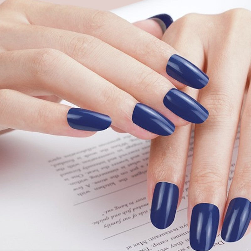 Midnight Blue verleiht Ihren Nägeln einen dramatischen, modernen Touch durch einen tiefen, intensiven Blauton, der geheimnisvolle Eleganz und zeitlose Raffinesse ausstrahlt. Diese Farbe setzt markante Akzente in jeder Maniküre und unterstreicht jeden Stil – ideal für trendbewusste Frauen, die einen dunklen, ausdrucksstarken Look bevorzugen. Ideal für alle, die mit einem Hauch von Mystik und stilvoller Kraft punkten möchten.