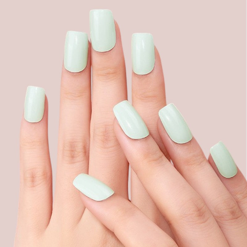Moderne Maniküre in Neo Mint: Frisches Pastellgrün mit futurativer Ausstrahlung, ideal für trendbewusste Frauen, die innovative Designs lieben.