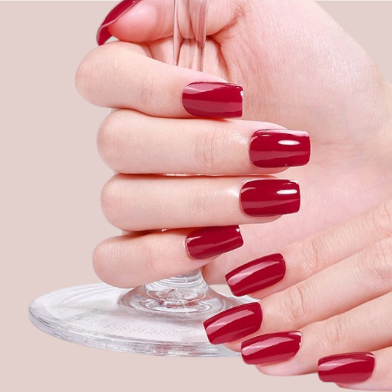 Ruby Charm – Edles, tiefes Rot, das zeitlose Raffinesse und markante Eleganz ausstrahlt. Diese luxuriöse Farbe verleiht Ihrer Maniküre einen glamourösen, klassischen Touch und ist ideal für Frauen, die ihren Look mit einem Hauch exklusiver Eleganz veredeln möchten.