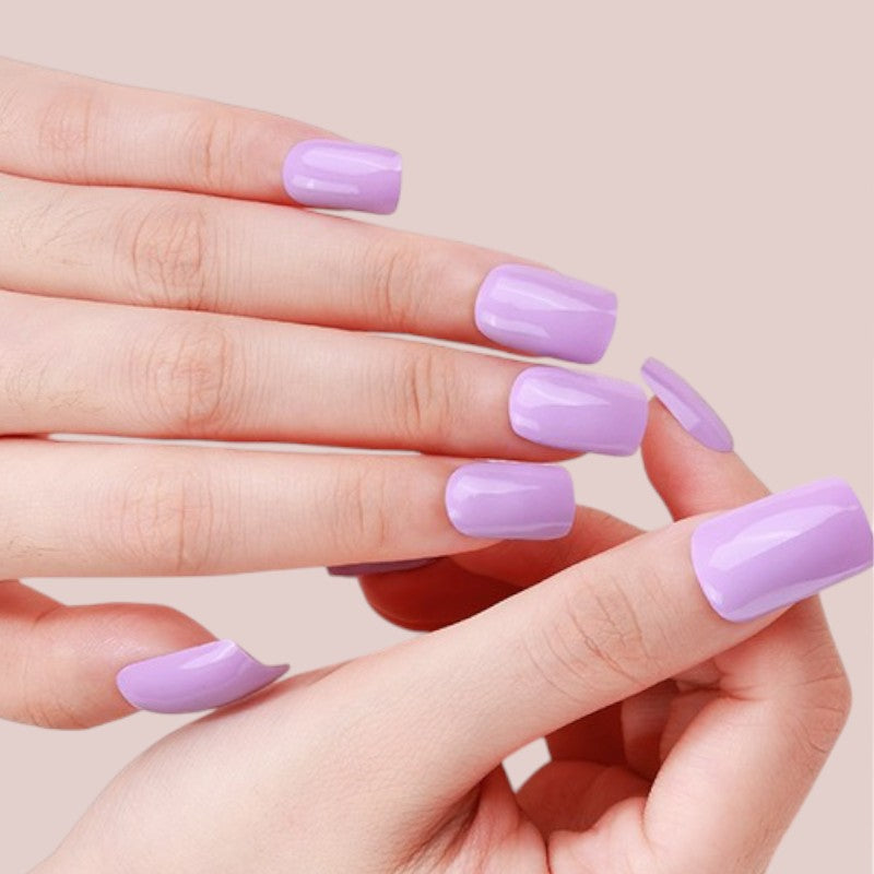 Amethyst Bloom verleiht Ihren Nägeln einen tiefen, raffinierten Lavendelton, der durch sanfte Eleganz und luxuriöse Ruhe besticht. Diese exklusive Farbe bringt einen Hauch von Luxus in jede Maniküre und lässt Ihre Nägel in einem strahlenden, stilvollen Licht erblühen. Ideal für Frauen, die einzigartige, moderne Nageldesigns schätzen und einen unverwechselbaren Look kreieren möchten.