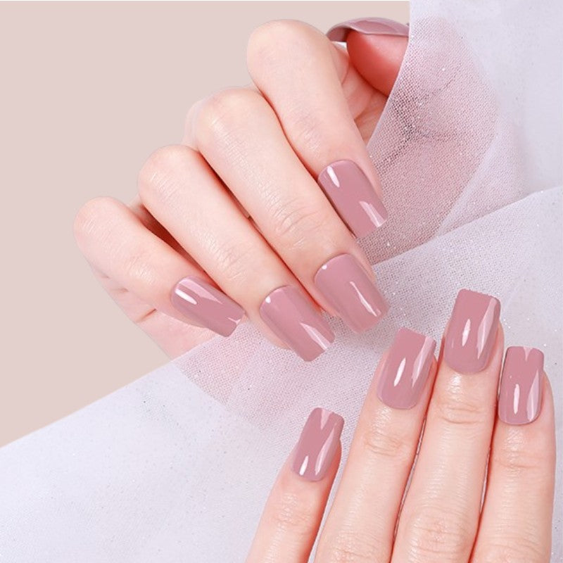 Blush Affair ist ein zartes Rosé-Nude, das Ihre Nägel in einen femininen, modernen Look taucht. Die Farbe kombiniert einen weichen Rosé-Ton mit sanften Nude-Elementen und verleiht so Ihrem Nageldesign eine elegante Tiefe. Dieser exklusive Farbton sorgt für eine subtile, aber auffallende Schönheit, die Trends setzt und Ihre Maniküre zu einem echten Hingucker macht. Ideal für stilbewusste Frauen, die einen romantischen und zugleich zeitgemäßen Look bevorzugen.