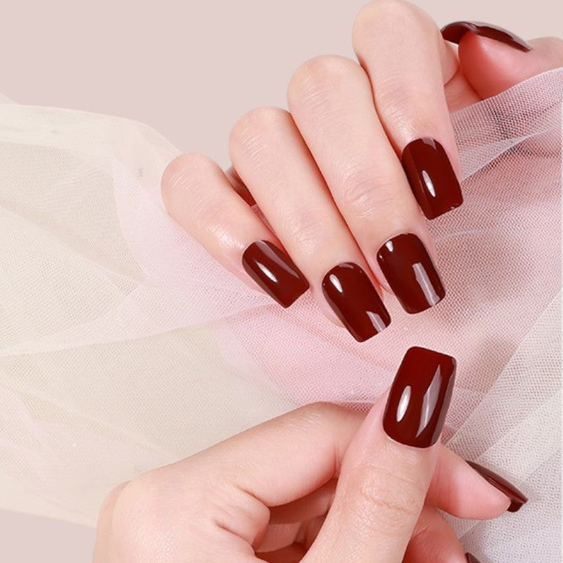 Bordeaux Eleganz Nageldesign in sattem, luxuriösem Bordeauxrot – edel, zeitlos und perfekt für elegante Maniküre-Stile.