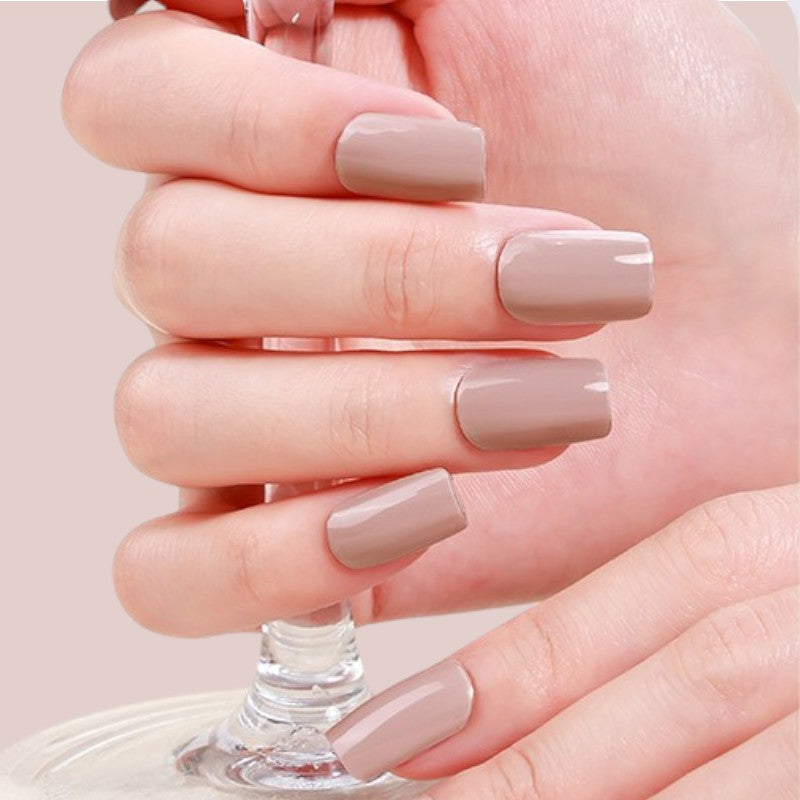 Caramel Chic präsentiert ein tiefes, warmes Beige mit zarten goldenen Untertönen, das Ihren Nägeln einen Hauch von Luxus verleiht. Diese exquisite Farbe strahlt Eleganz und Glamour aus und ist perfekt für trendige Maniküren, die sowohl im Alltag als auch bei besonderen Anlässen beeindrucken. Ideal für einen modernen, vielseitigen Look, der zeitlose Schönheit mit einem Hauch von Raffinesse verbindet.