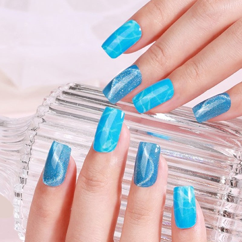 Celestial Blue verleiht Ihren Nägeln ein sanftes, himmlisches Blau, das durch schimmernde Weißakzente veredelt wird. Diese elegante Farbe schafft einen frischen, luftigen Look, der sowohl modern als auch zeitlos wirkt. Ideal für trendbewusste Frauen, die einen leichten, ätherischen Stil bevorzugen, bringt Celestial Blue eine subtile, aber ausdrucksstarke Note in jede Maniküre.