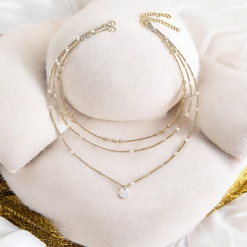 Erleben Sie schlichte Raffinesse mit unserem „Chic Tiers“-Anhänger-Set. Dieses dreilagige Kettenensemble aus hochwertigen, unbeschichteten Edelstahlketten besticht durch seine natürliche Wasserfestigkeit und sorgt so für dauerhaften Tragekomfort – ganz gleich, ob im Alltag oder auf Reisen. Der mehrsträngige Scheibenanhänger verleiht dem Set einen modernen Akzent, während das klare, elegante Design in Silber eine zeitlose Ausstrahlung vermittelt. „Chic Tiers“ ist vielseitig kombinierbar.