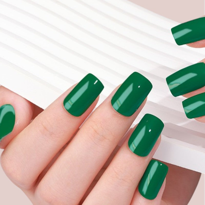 Emerald Glow verleiht Ihren Nägeln einen luxuriösen, naturverbundenen Look in einem tiefen, strahlenden Grün, das edle Intensität und zeitlose Eleganz ausstrahlt. Dieses exklusive Nageldesign ist perfekt für elegante Maniküren in Österreich und spricht trendbewusste Frauen an, die auf hochwertige und moderne Farbhighlights setzen. Ideal für stilbewusste Kundinnen in Österreich, die Wert auf exklusive, natürliche Schönheit legen.