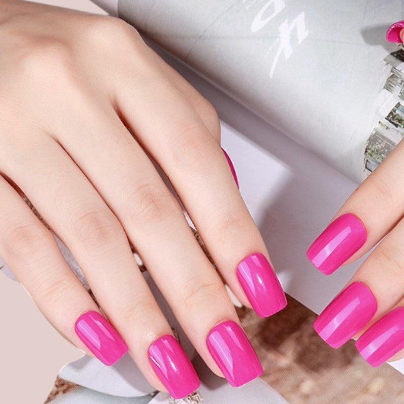Fuchsia Blaze verleiht Ihren Nägeln einen energiegeladenen und modernen Look. Das leuchtende, intensive Pink revolutioniert den Nagellook durch seine kraftvolle Ausstrahlung und dynamischen Charme. Ideal für trendbewusste Frauen, die mutige und auffällige Farbhighlights schätzen, setzt Fuchsia Blaze markante Akzente und sorgt für einen unverwechselbaren, trendigen Stil.