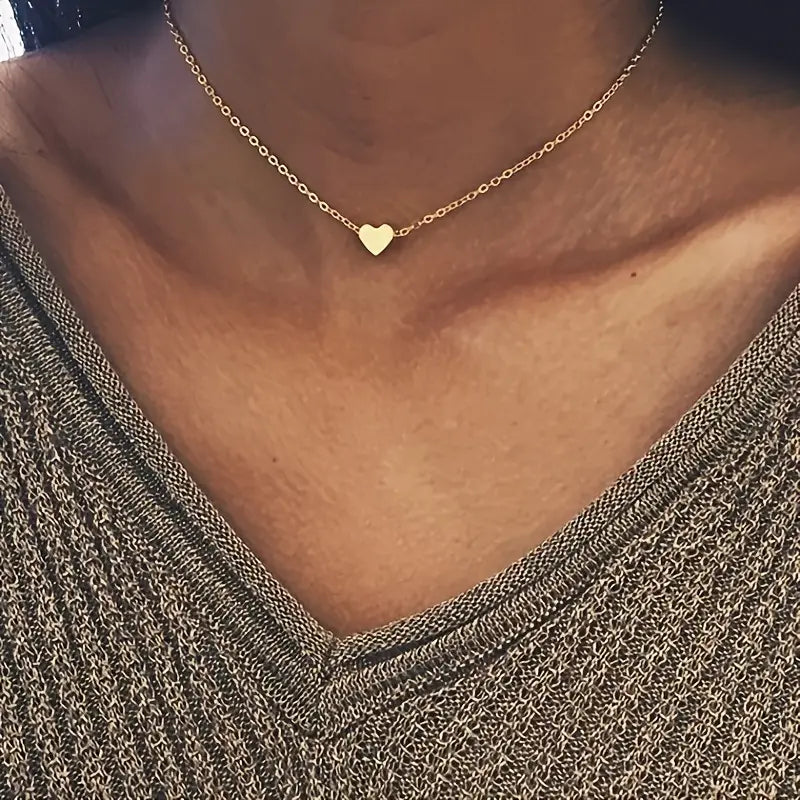 Erleben Sie zeitlose Eleganz mit der Halskette „Heart of Gold“. Der kunstvoll gestaltete Herzanhänger erstrahlt in einem warmen, 18K vergoldeten Finish und verleiht Ihrem Dekolleté einen dezenten, glänzenden Akzent. Gefertigt aus hochwertigem Wasserfestem Edelstahl, bietet die filigrane Kette eine harmonische Balance zwischen modernem Design und klassischem Stil – perfekt geeignet für jeden Tag und jede Jahreszeit. 
