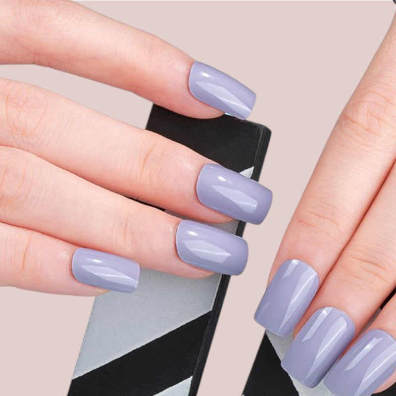 Lavender Dream verleiht Ihren Nägeln einen sanften, verträumten Lavendel-Lila-Ton, der Ruhe und Eleganz ausstrahlt. Dieser zarte Farbton schafft eine entspannte Atmosphäre und eignet sich perfekt für kreative, romantische Nageldesigns, die einen Hauch von Magie vermitteln. Ideal für alle, die einen entspannten, modischen Look wünschen, setzt Lavender Dream subtile, aber markante Akzente und verleiht Ihrer Maniküre eine einzigartige, verführerische Note.