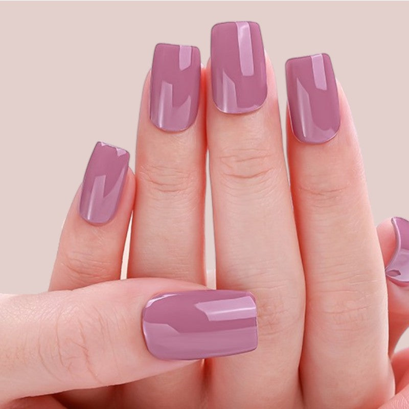 Mocha Blush präsentiert ein tiefes, sinnliches Rosenholz-Nude, das mit seiner warmen Ausstrahlung Eleganz und Stil verleiht. Diese exklusive Farbe verleiht jeder Maniküre einen Hauch von Luxus und passt ideal zu raffinierten Nageldesigns. Perfekt für alle, die einen dezenten, aber dennoch eleganten Look bevorzugen.