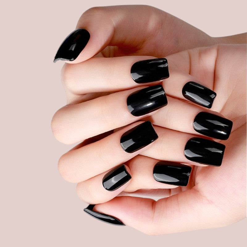 Onyx Noir verleiht Ihren Nägeln ein tiefes, intensives Schwarz, das durch seine mystische Ausstrahlung für einen dramatischen und modernen Look sorgt. Dieses elegante Nageldesign setzt markante Akzente und spricht Frauen an, die einen kühnen, unverwechselbaren Stil schätzen. Ideal für anspruchsvolle Maniküren in Österreich, die zeitlose Eleganz mit einem Hauch von Mystik verbinden.