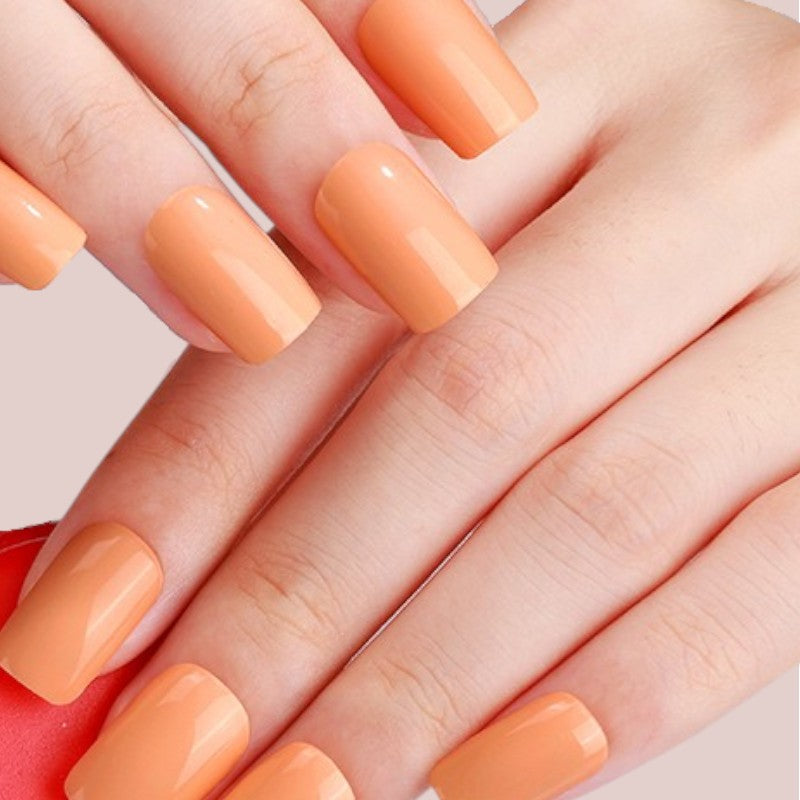 Peach Glow bringt ein sanftes, warmes Orange in Ihr Nageldesign, das durch seine zarte Leuchtkraft besticht. Diese lebendige Farbe verleiht Ihren Nägeln eine frische, dynamische Ausstrahlung, die perfekt zu einem sommerlichen Look passt. Ideal für alle, die einen fröhlichen und modischen Style bevorzugen, setzt Peach Glow einen strahlenden Akzent, der Ihren Maniküre-Look energiegeladen und zugleich dezent erscheinen lässt.