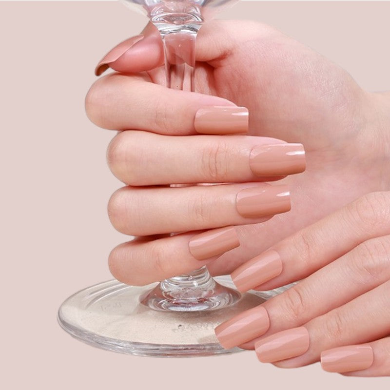 Peachy Nude bringt einen sanften Rosé-Nude-Ton, der durch einen dezenten Hauch von Pfirsich akzentuiert wird, in Ihr Nageldesign. Diese weiche, feminine Farbe verleiht Ihren Nägeln einen natürlichen und zugleich modischen Look, der frisch und elegant wirkt. Der subtile Pfirsich-Effekt unterstreicht den romantischen Charakter von Peachy Nude und macht die Maniküre zu einem echten Hingucker. Ideal für alle, die eine leichte, frische und raffinierte Maniküre bevorzugen.