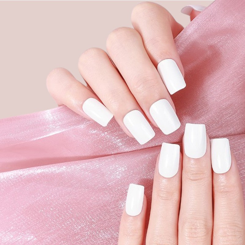 Pure Snow präsentiert ein strahlendes, klares Weiß, das Reinheit und Eleganz verkörpert und Ihrem Nageldesign einen modernen, minimalistischen Touch verleiht. Diese Farbe setzt helle, frische Akzente und passt perfekt zu klassischen wie auch zeitgenössischen Maniküre-Stilen. Ideal für alle, die einen sauberen, zeitlosen Look bevorzugen, der stets modern und ansprechend wirkt.
