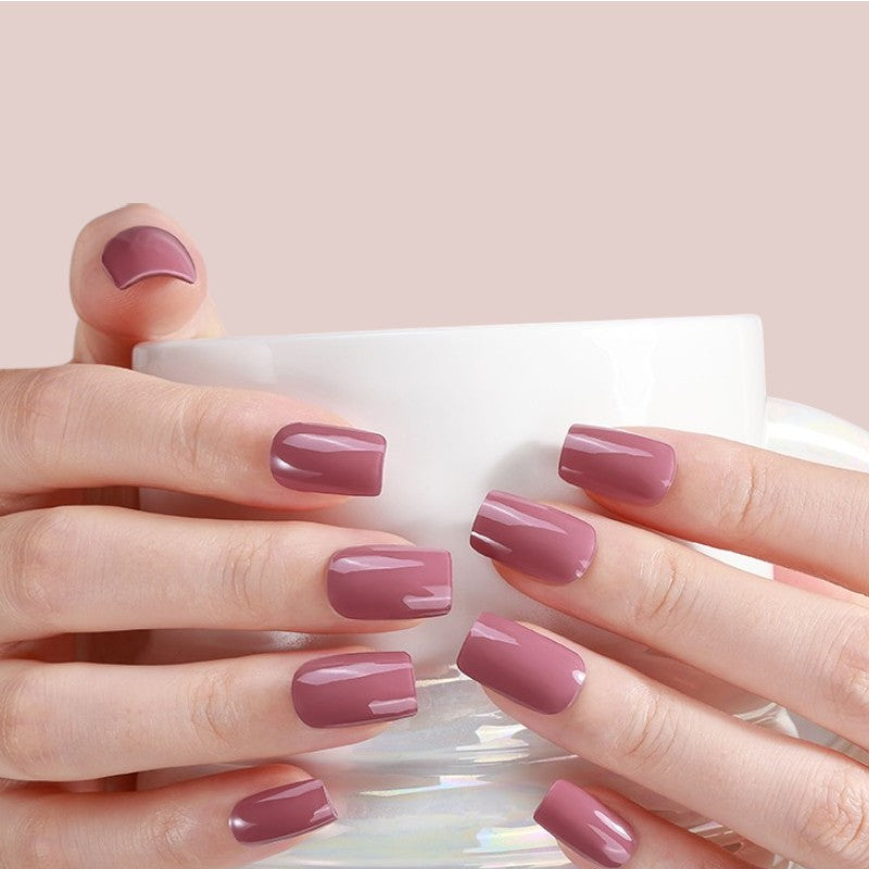 Rosewood Luxe UV Gel Nagelstreifen – elegantes Rosenholz-Nude mit warmer Tiefe, ideal für trendige, moderne Maniküren in Österreich.