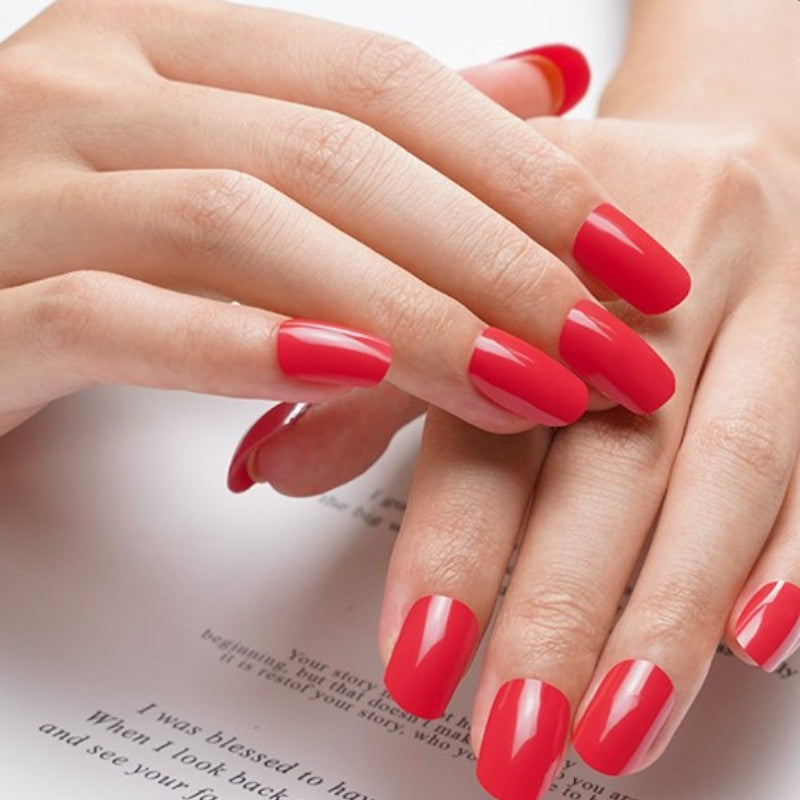Elegante Maniküre in Scarlet Luxe: Intensives Rot, das pure Eleganz und stilvollen Glamour vermittelt.