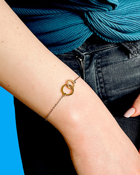 Sleek Circles Elegantes vergoldetes Armband