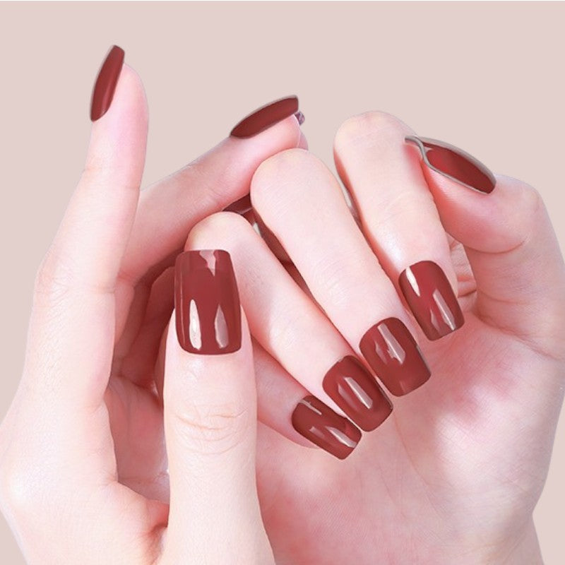 Spiced Brick begeistert mit einem wärmenden, erdigen Rot, verfeinert durch einen Hauch von Terrakotta, das Ihrem Nageldesign sofort eine selbstbewusste Ausstrahlung verleiht. Diese kraftvolle Farbe setzt markante Akzente und vermittelt eine energiegeladene Präsenz, die ideal für trendbewusste Frauen ist, die auffällige Farbhighlights schätzen. Perfekt für den Alltag und besondere Anlässe – Spiced Brick kombiniert intensive Wärme mit erdiger Eleganz und wird so zum Must-Have für jede moderne Maniküre.
