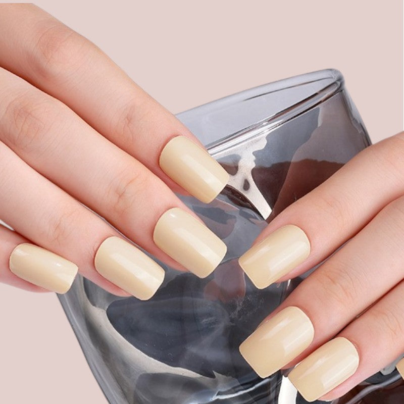 Toffee Nude verleiht Ihren Nägeln einen luxuriösen Touch durch ein reichhaltiges, warmes Beige mit edlen goldenen Untertönen. Diese exklusive Farbe schafft einen eleganten, zeitlosen Look, der jede Maniküre zu einem Highlight macht. Ideal für stilbewusste Frauen, die subtile Raffinesse und einen edlen Stil bevorzugen, setzt Toffee Nude dezente, aber beeindruckende Akzente, die Ihren Auftritt unvergesslich machen.